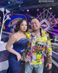Tak Sungkan Umbar Cium dan Pelukan, 8 Potret Mesra Nassar dan Findi Artika yang Disebut Makin Serius - Berikan Kalung Berinisial FN