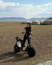 Tak Takut Disebut Egois Tinggalkan Anak, Potret Nikita Willy dan Suami Liburan di Padang Pasir Mongolia