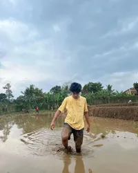 Tak Takut Kotor, Ini Potret Betrand Peto Nikmati Main Lumpur di Sawah - Tetap Ganteng dan Tampannya Nggak Hilang