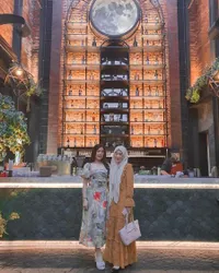 Tak Terima Anaknya Disebut Berselingkuh, 8 Potret Kedekatan Larissa Chou dan Ibunya yang Beda Keyakinan - Singgung Soal Anak Pemuka Agama