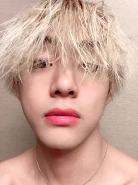 Tak Terlupakan Bagi Para ARMY, 8 Postingan 'Thirst Trap' V BTS di Media Sosial - Terbaru Pose Shirtless yang Bikin J-Hope Ikutan Kaget