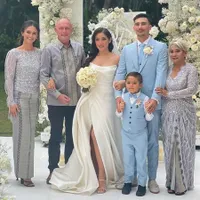 Tak Tersorot, 8 Potret Dewi Ibu Mertua Jessica Iskandar yang Cantik dan Awet Muda - Sayang Banget Sama Menantu