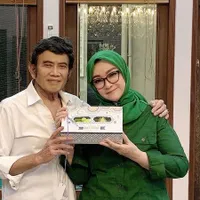 Tak Terusik Isu Poligami, Ini 8 Potret Mesra Rhoma Irama dan Ricca Rachim yang Sudah Terjalin 38 Tahun - Harmonis Meski Terpaut Usia 12 Tahun