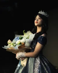 Potret Momen Kelulusan Adel dari JKT48 - Cantik Kenakan Gaun dan Crown