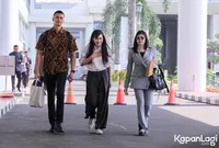 Tampak Santai dan Ramah, 8 Potret Sandra Dewi Berikan Love Kecil Pada Awak Media Saat Tiba di Kejagung