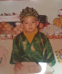 Tampan Sejak Kecil, 10 Potret Transformasi V Taehyung BTS dari Seorang Bayi Lucu Hingga Kini Jadi Legenda K-Pop di Usia 26 Tahun!