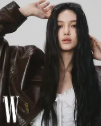 Tampil Cantik dan Serba Klasik! 15 Potret Danielle NEWJEANS dalam Pemotretan Terbaru W Korea X Celine