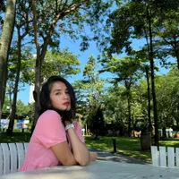 Tampil Cantik dengan Dress Warna Pink, Ussy Sulistiawaty Disebut Bak Gadis ABG