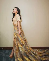 Tampil Cantik dengan Gaun Emasnya, 8 Potret Prilly Latuconsina Berkesempatan Menjadi Juri Puteri Indonesia