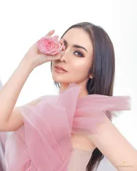 Tampil Cantik dengan Gaun Warna Pink & Makeup Bold di Photoshoot Terbaru, Momo Geisha Bikin Pangling!
