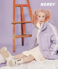 Tampil dengan Gaya Anak Muda! Intip Penampilan Taeyeon dengan Brand 'NERDY'