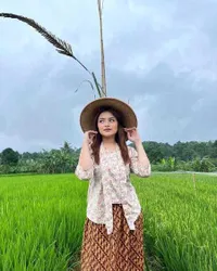 Tampil Dengan Riasan Wajah Tipis, Berikut 8 Potret Nathalie Holscher yang Cantik Bak ABG!