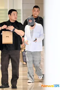 Tampil di HITC 2025, 7 Potret G-Dragon Pulang dari Amerika - Santai Pakai Airport Fashion Casual