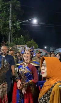 Tampil Menawan, 8 Potret Arumi Bachsin Ikut Karnaval di Malang - Sapa Warga Dengan Ramah