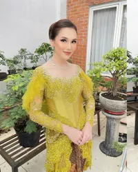 Tampil Menawan, 8 Potret Kebersamaan Ayu Ting Ting & Keluarga di Pesta Pernikahan Sepupu - Kompak Kembaran Baju