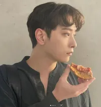 Tampil dengan Aura Mencekam! Beginilah Penampakan Chansung Ketika Menggunakan Outfit Serba Hitam
