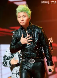 Tampil Nyentrik, Artis K-Pop Ini Gokil Dengan Rambut Hijaunya