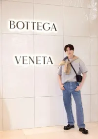 Tampil Perdana Setelah Konfirmasi Pacaran dengan IU, 10 Potret Ganteng Lee Jong Suk di Event Bottega Veneta - 'Boyfriend Look' Pakai Tas Couple