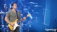 Tampil Santai Kenakan Kaos, John Mayer Berhasil Hibur Penggemar