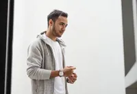 Tampil Simple & Ga Ribet Ala Refal Hady Bikin Adem!