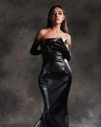 Tangannya Dilukis Jadi Hitam Legam, Ini 8 Potret Amanda Manopo di Photoshoot Terbaru - Cantik dan Anggun dengan Kesan Misterius