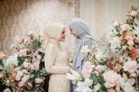 Tanggapi Isu Dilamar Pangeran Dubai, Ini 8 Potret Laudya Cynthia Bella Saat Hadiri Pernikahan Sahabatnya - Netizen: Semoga Lekas Menyusul