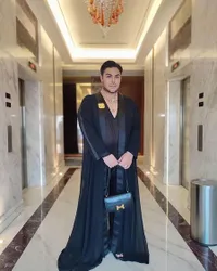 Tanggapi Komentar Miring Netizen, 10 Potret Ivan Gunawan yang Outfitnya Dicibir Kayak Gamis Ibu-ibu - Didoakan Dapat Hidayah