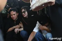 Tangis Anwar BAB Pecah di Pemakaman Mpok Alpa, Kenang Kebaikan dan Ucap Terima Kasih