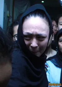 Tangis Duka Angelina Sondakh di Depan Jenazah Sang Kakak