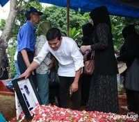 Tangis Duka Indra Bekti di Pemakaman Ayahanda Tercinta, Pilu
