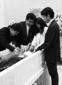 Tangis Jerome Polin Pecah di Momen Tutup Peti Sang Ayah, Ungkap Alasan Dikremasi