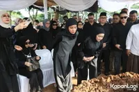Tangis Olla Ramlan Pecah Iringi Pemakaman Sang Ibu Tercinta