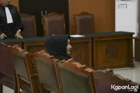 Tangis Pilu Roro Fitria Setelah Divonis 4 Tahun & Denda 800 Juta 