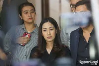 Tatapan Matanya Disorot! 10 Potret Tamara Tyasmara yang Berusaha Tegar Usai Kepergian Anaknya - Ada Dugaan Kelalaian dari Orang Terpercaya?