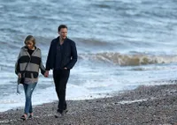 FOTO: Di Depan Ibunya, Tom Hiddleston Mesra Dengan Taylor Swift