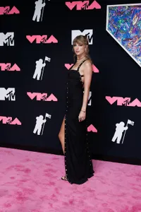 Taylor Swift Berhasil Saingi Rekor The Beatles dalam Prestasi Terbarunya!