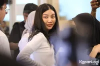 Tegar di Tengah Duka, Sarwendah Langsung Terbang ke Korea Usai Prosesi Kremasi Sang Ayah