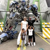 Tegas Tak Mau Tambah Momongan, Ini 8 Potret Kimmy Jayanti Liburan ke Singapore Bersama Keluarga - Sempat Melenggang Bak Gadis Remaja yang Tomboy