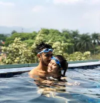 Telah Menikah, Begini Kehidupan Romantis Raya Kitty dan Suami