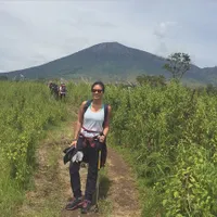 Tembus Savana Luas, Aline Adita Sukses Taklukkan Puncak Rinjani