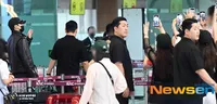 Terbang ke Jepang, 7 Potret Mingyu SEVENTEEN Gantengnya Kebablasan di Bandara Gimpo - Pancarkan Aura Model Pakai Outfit All Black