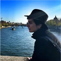 Terbang ke Paris, Tuba Buyukustun Habiskan Waktu Bareng Pria Ini 