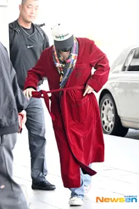 Terbang ke Tokyo Jelang Konser, 8 Potret G-Dragon Tampil Nyentrik Pakai Bathrobe di Bandara - Aura Holkay-nya Nembus Layar