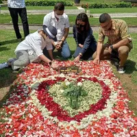 Terduduk Lemas di Pusara Putrinya, 8 Potret Nurul Arifin Ziarah ke Makam Maura Magnalia - Berusaha Senyum Tegar