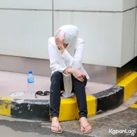 Terduduk Lemas di Trotoar dengan Wajah Pucat, Kondisi Kesehatan Olla Ramlan Kian Memburuk?