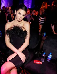 Terima Penghargaan Icon of the Year, Kendall Jenner Tampil Anggun