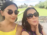 Terima Penuh Perubahan Anaknya, Intip 10 Momen Hangat Dena Rachaman dan Sang Bunda yang Sama-Sama Cantik