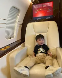 Terlahir Sultan, Ini 8 Potret Gaya Raphael Moeis Anak Sandra Dewi Saat Naik Privat Jet - Netizen: Tuan Muda Liburan