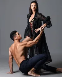 Terlalu Hot, Andrew White Pamer Abs di Pemotretan Bareng Nana Mirdad yang Bikin Iri Pria Wanita