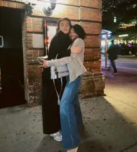 Potret Anggun C Sasmi Pamer Pelukan Bareng Agnez Mo, Sama-Sama Main di REACHER SEASON 4 Jadi Ibu dan Anak